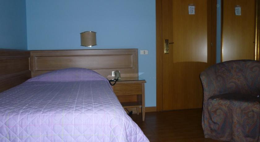 Hotel Ascot Binasco Bagian luar foto