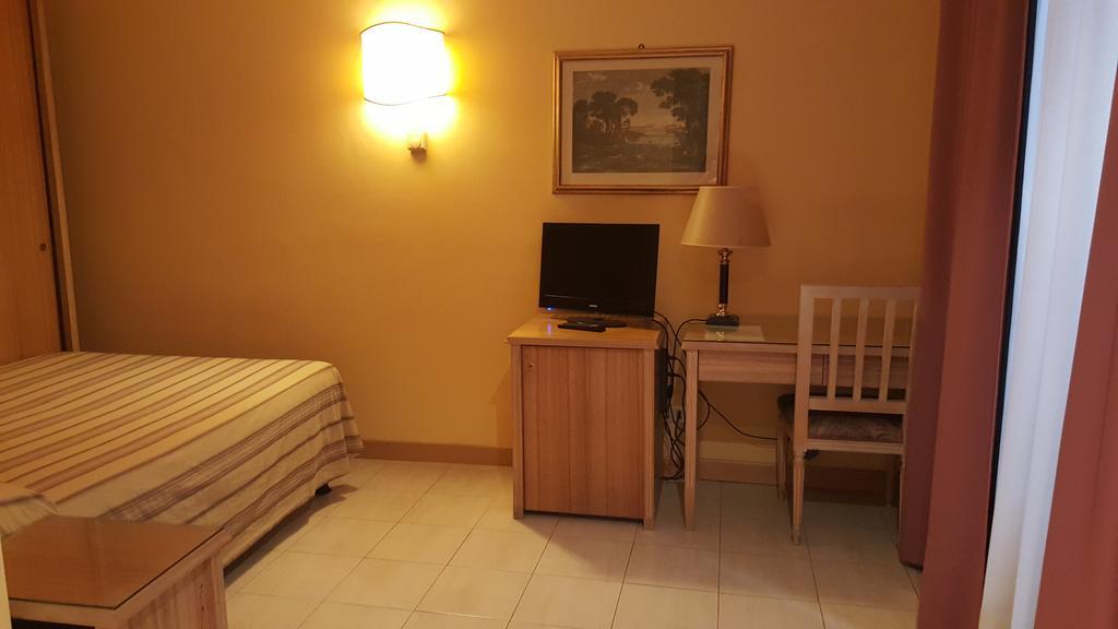 Hotel Ascot Binasco Bagian luar foto