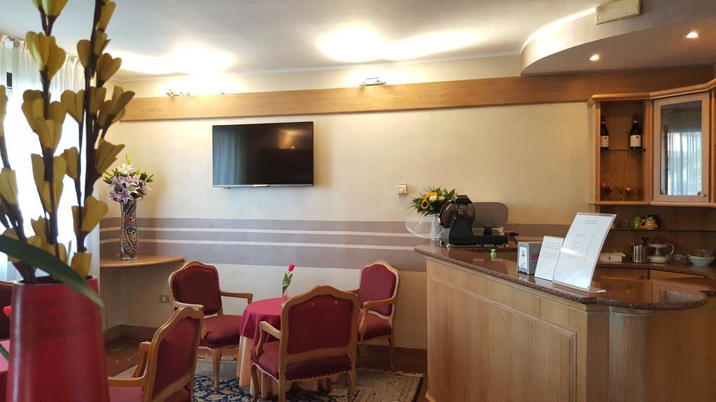 Hotel Ascot Binasco Bagian luar foto