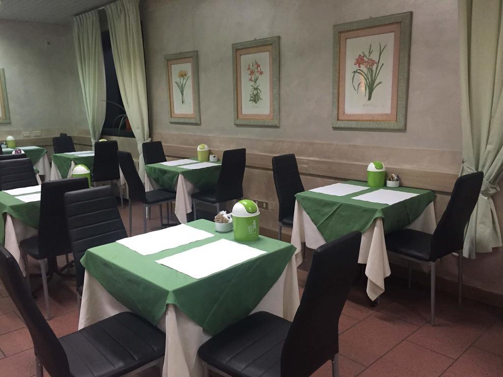 Hotel Ascot Binasco Bagian luar foto